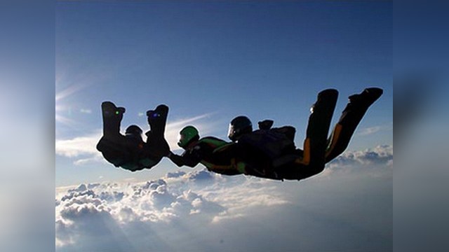 Российские парашютисты совершили рекордный прыжок