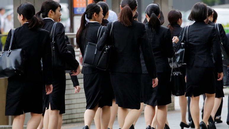 Neue Zürcher Zeitung: японки возмущены требованием работодателей сменить очки на линзы