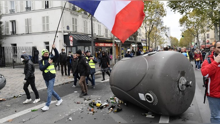Times: угроза всеобщей забастовки вынуждает Париж уступить протестному движению