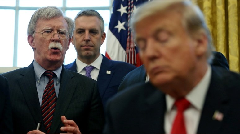 Independent: Болтон вернулся в Twitter и намекнул, что Белый дом пытался заткнуть ему рот 