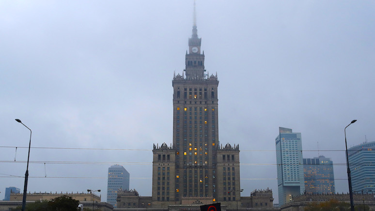 PR: польский эксперт предложил заменить сталинскую высотку в Варшаве памятником победы над большевиками