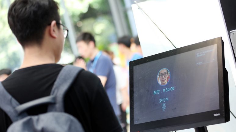 Guardian: китайские пользователи мобильных увидели в обязательном сканировании лица шаг к тотальному контролю