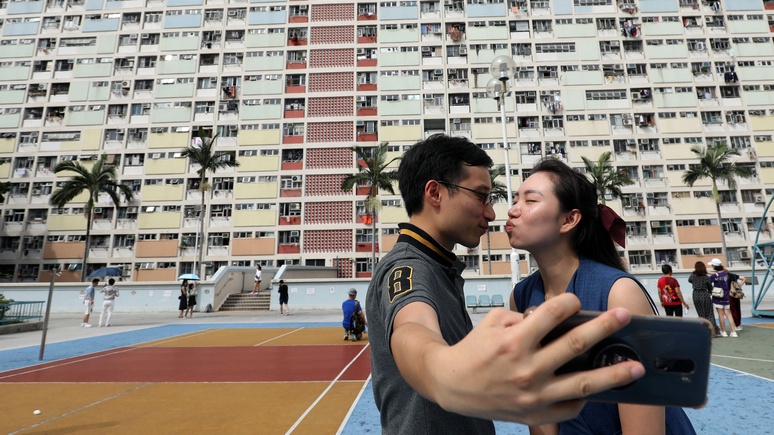 Sky News: китайскую молодёжь научат в университете, как строить романтические отношения  