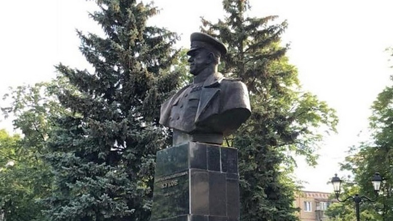 Корреспондент: украинский Минкульт не считает харьковский бюст Жукову памятником
