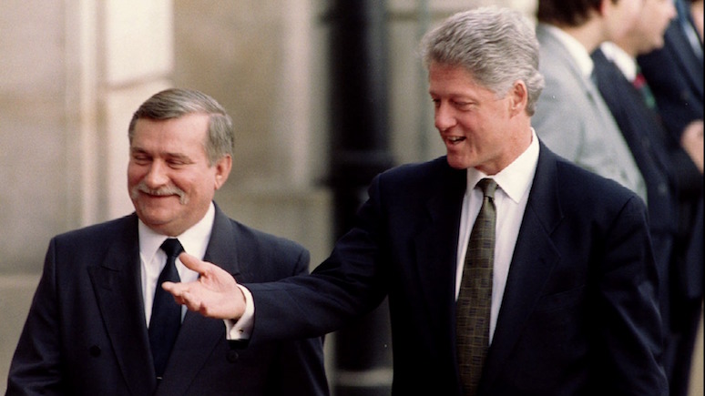 «Не очень богатую, но и не очень бедную» — в 90-е Валенса «заказал» Клинтону Россию, которую можно не бояться