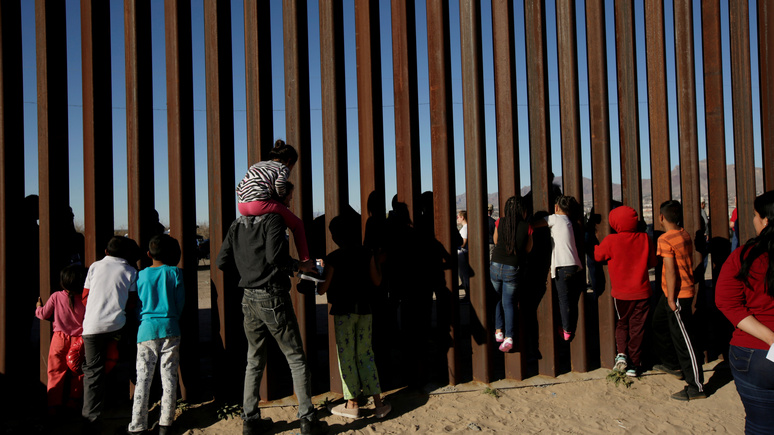 Independent: «кто-то наживается на этом» — нелегальные мигранты преодолевают стену Трампа с помощью пятидолларовых лестниц