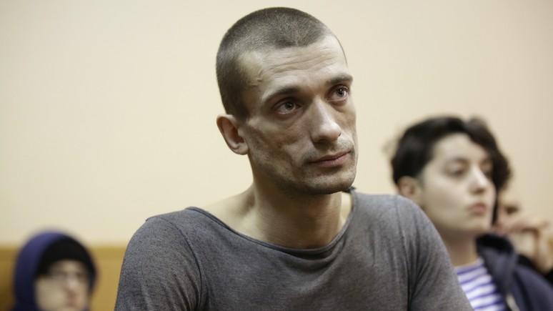 Guardian: на Павленского завели дело за слив секс-компромата на близкого союзника Макрона