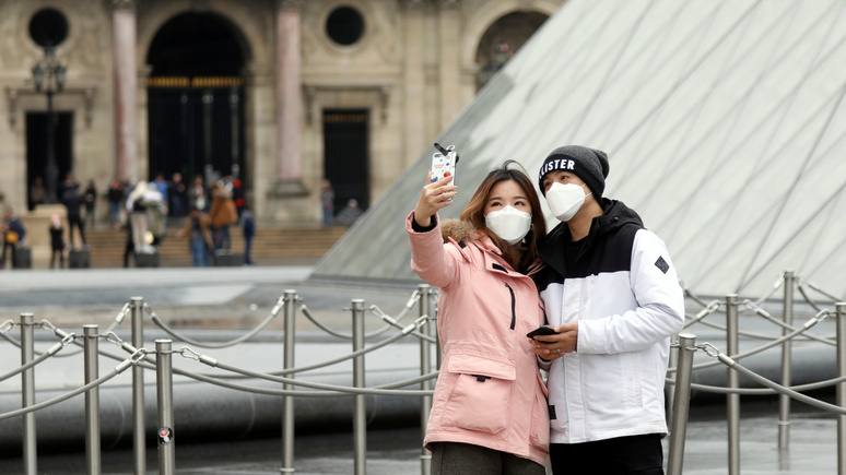 Le Parisien: под видом полицейских мошенники заставили китайских туристов платить «штраф» за ношение маски