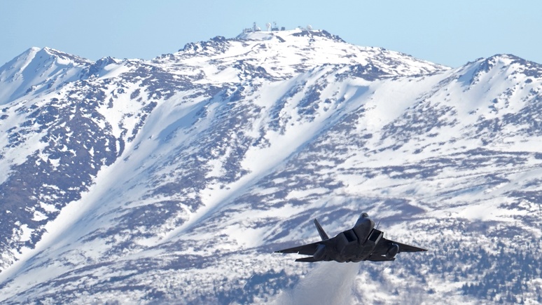 Business Insider: США и Канада перехватили два российских самолёта близ Аляски 