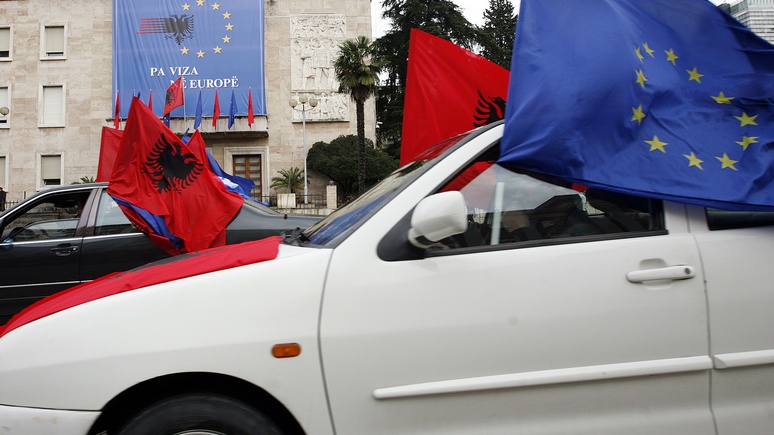 N-TV: преодолев сопротивление Макрона, ЕС решил начать переговоры с Албанией и Северной Македонией