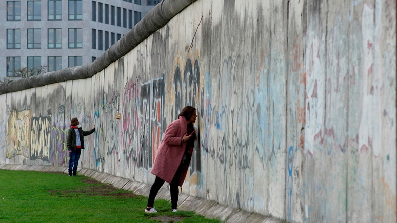 Times: в Германии ради строительства нового дома снесли участки Берлинской  стены — ИноТВ