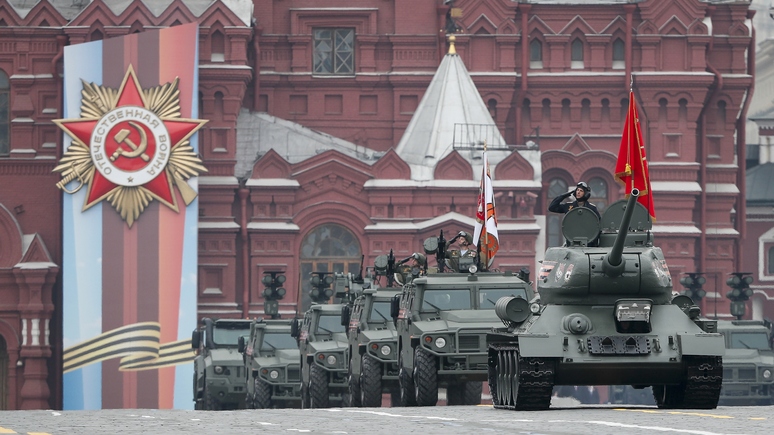 Guardian: несмотря на эпидемию, Россия готовится к параду Победы