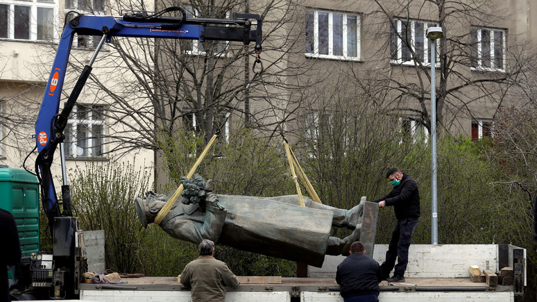 Parlamentní listy: демонтаж памятника Коневу — позор для всего чешского народа
