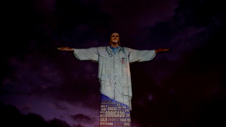 El Confidencial: на статую Христа в Рио-де-Жанейро спроецировали медицинский халат в поддержку врачей 