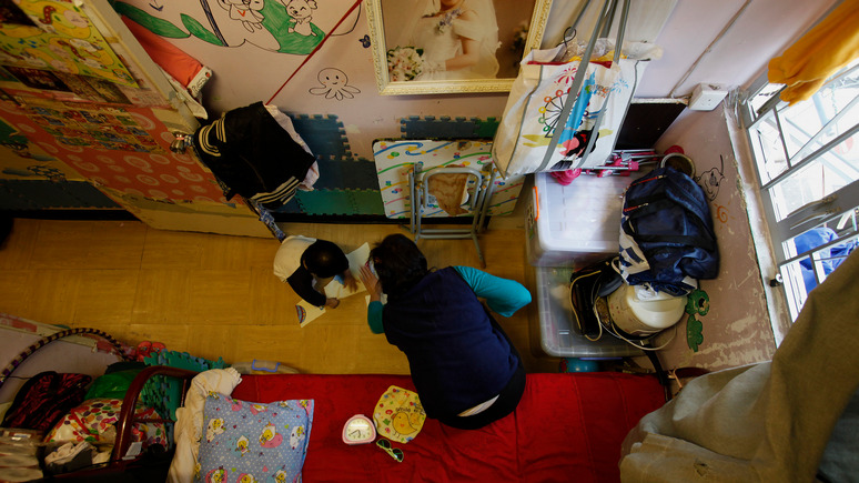 CNN: гонконгские «дома-клетки» делают невозможным социальное дистанцирование 