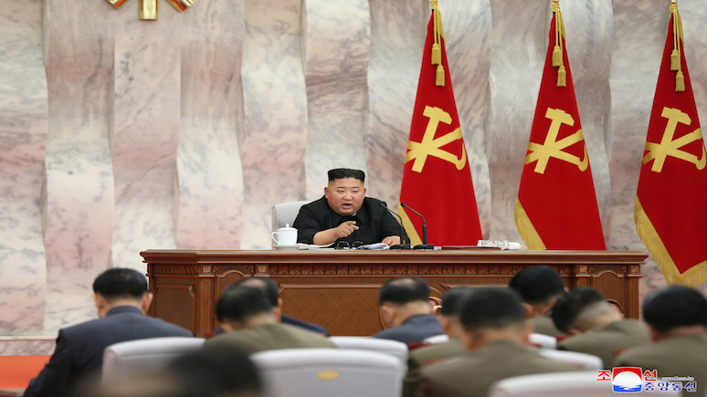 CNN: северокорейские власти показали фото Ким Чен Ына с военачальниками