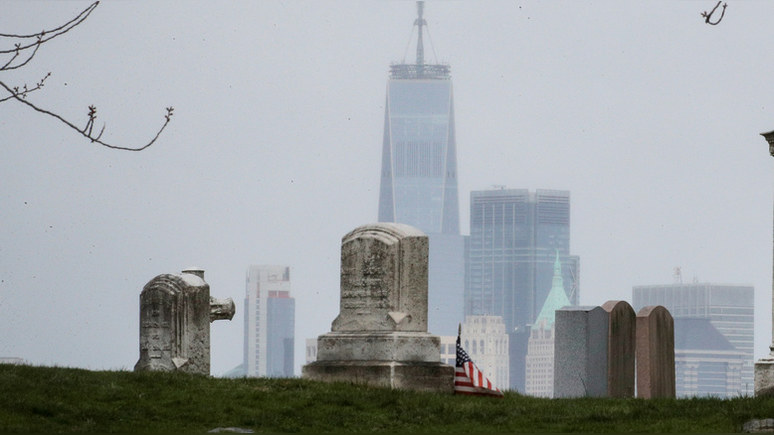 Telegraph: работают круглосуточно и всё равно не успевают — кладбища Нью-Йорка перегружены из-за эпидемии