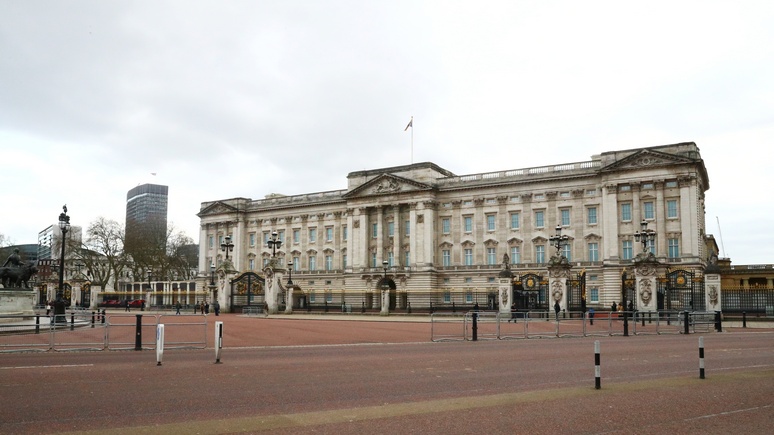 Telegraph: королева разрешила Джонсону заниматься спортом на территории дворца — из соображений безопасности