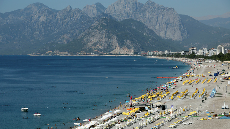 Hürriyet: популярный пляж в Анталии откроется с беспрецедентными мерами социального дистанцирования