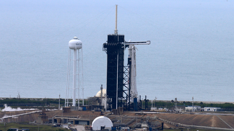 CBS News: исторический полёт SpaceX отменили из-за погодных условий