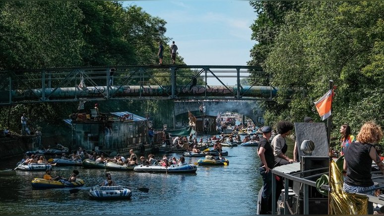 Local: берлинское «восстание мечтателей» на резиновых лодках закончилось вечеринкой без социального дистанцирования 
