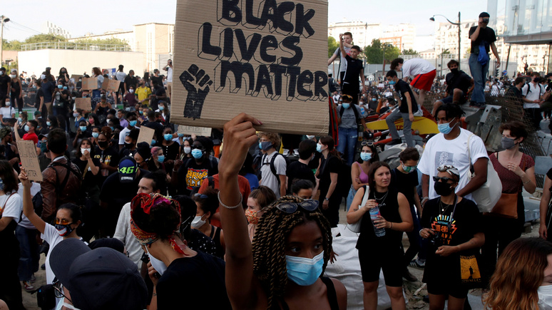 Le Parisien: правительство Макрона опасается расовых протестов по примеру США