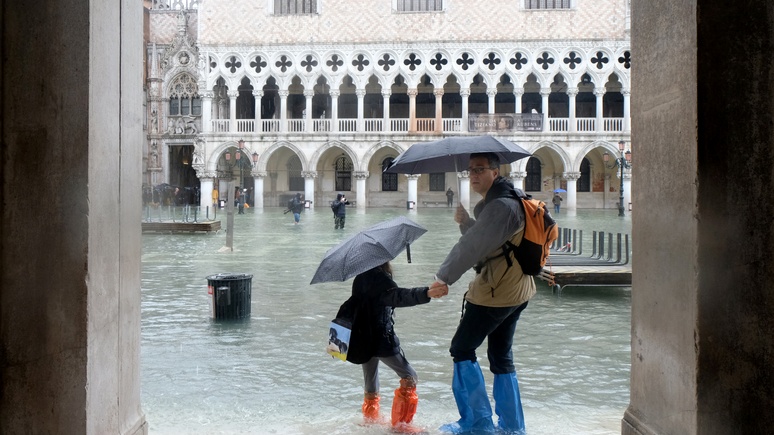 Daily Mail: только открыли двери для туристов, как Венецию сильно затопило