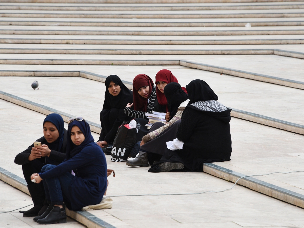 "Неужели у тебя нет сестры?" - нападение на девушку вызвало протесты в Марокко