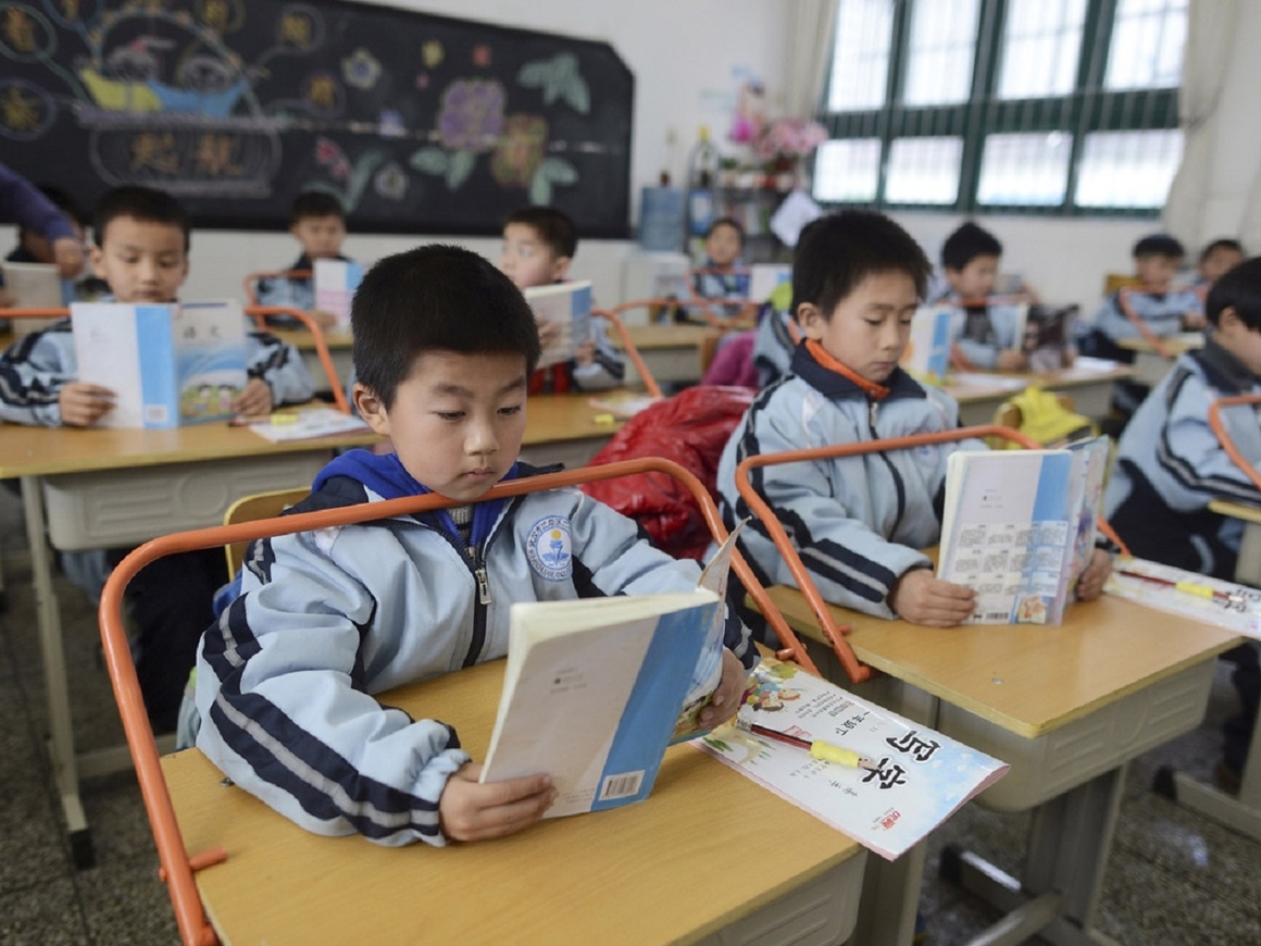 В китайской школе поставили систему распознавания лиц, чтобы не отвлекались
