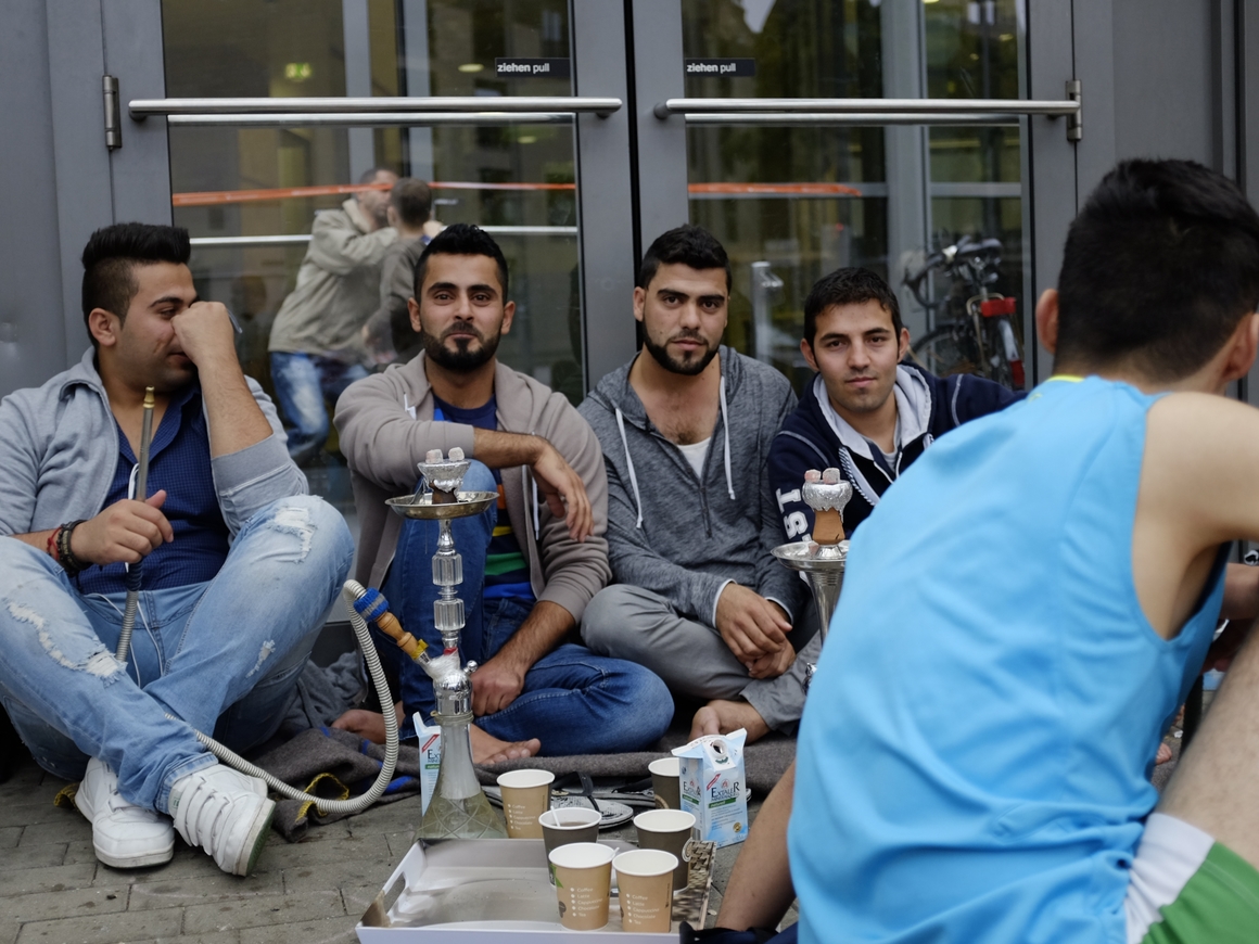 Скандал в Германии: похоже, миграционное ведомство тысячами пускало нелегалов