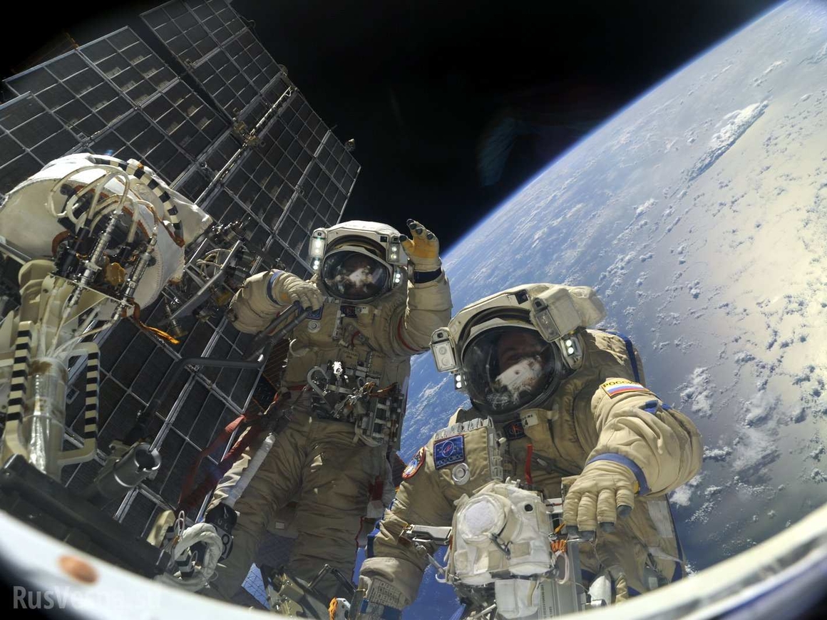 Астронавт НАСА забыл SD-карту для лайва из открытого космоса. Молодец, чё