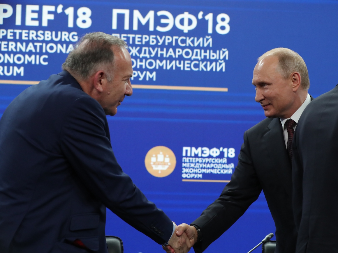 Франция подарила Путину голубого петуха. И другие важные события ПМЭФ-2018