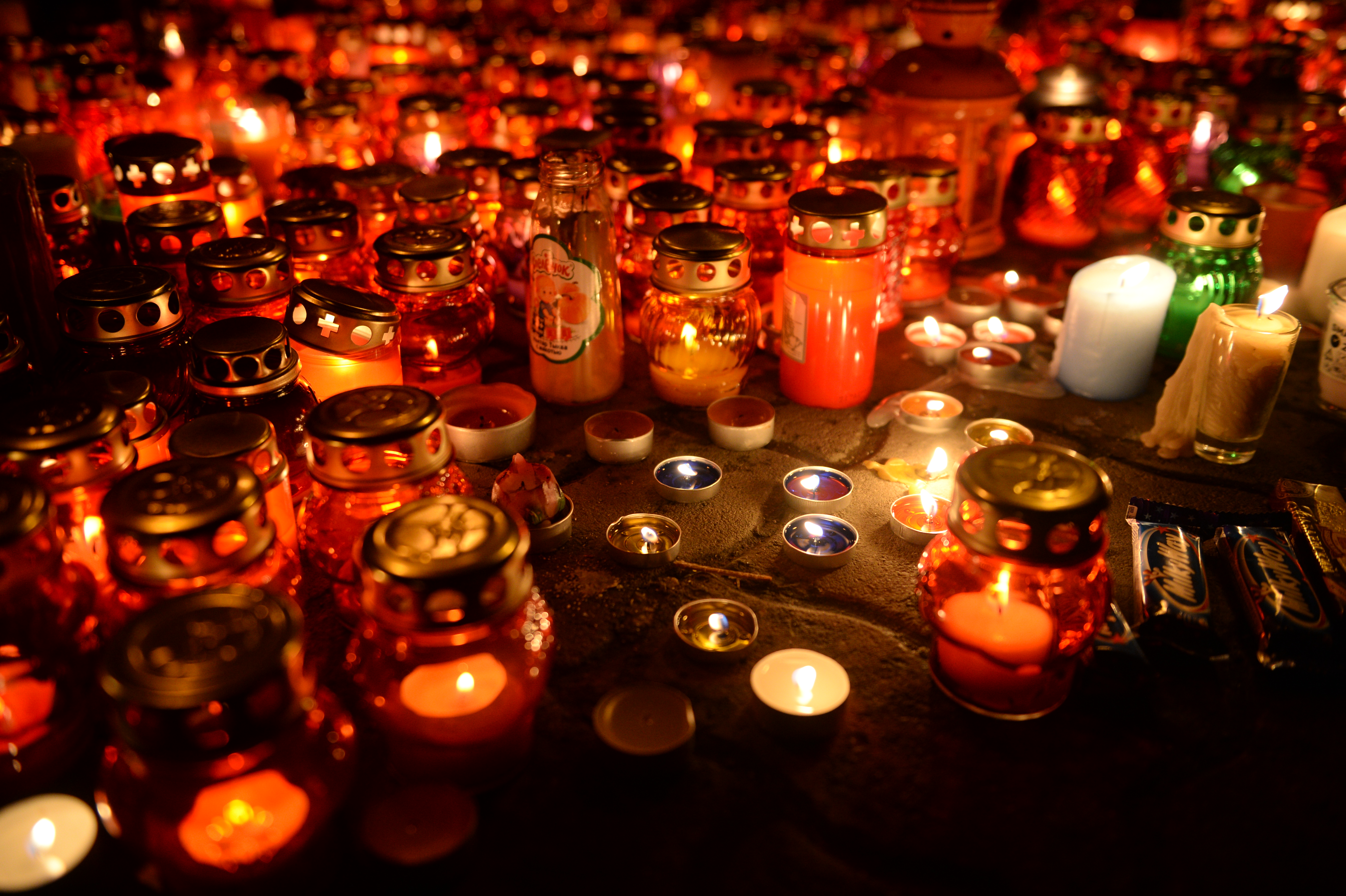 Зажжённые свечи возле ТЦ "Зимняя вишня" в Кемерово