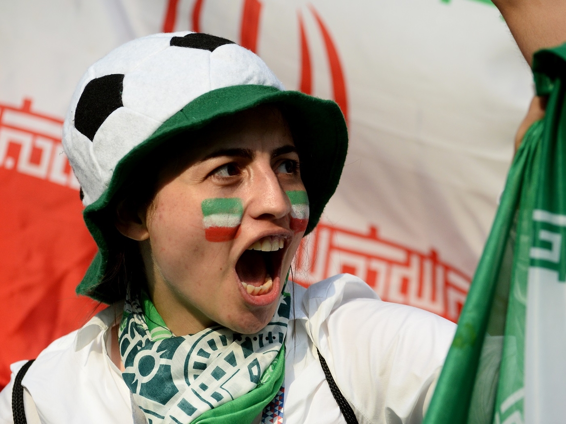 Впервые с 1979 года: иранские женщины пойдут на стадион болеть за сборную