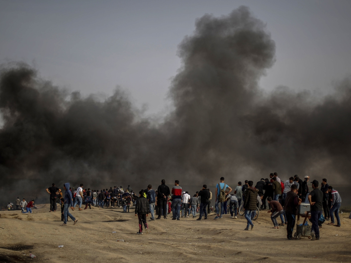 Палестинцы танцуют на границе сектора Газа (видео)