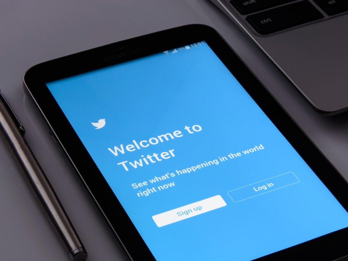 Миллион аккаунтов в день в бан: Twitter борется с дезинформацией