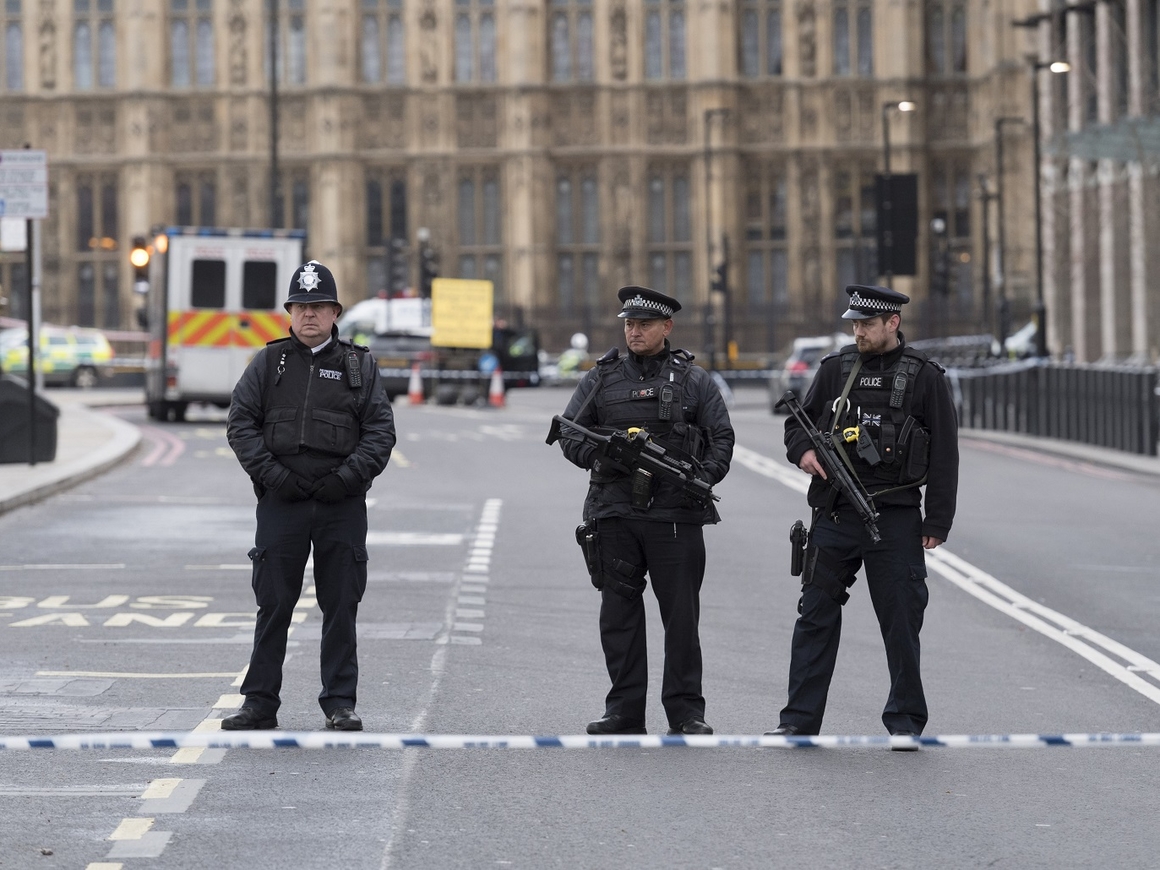 Из-за Трампа британские полицейские живут как мигранты (фото)