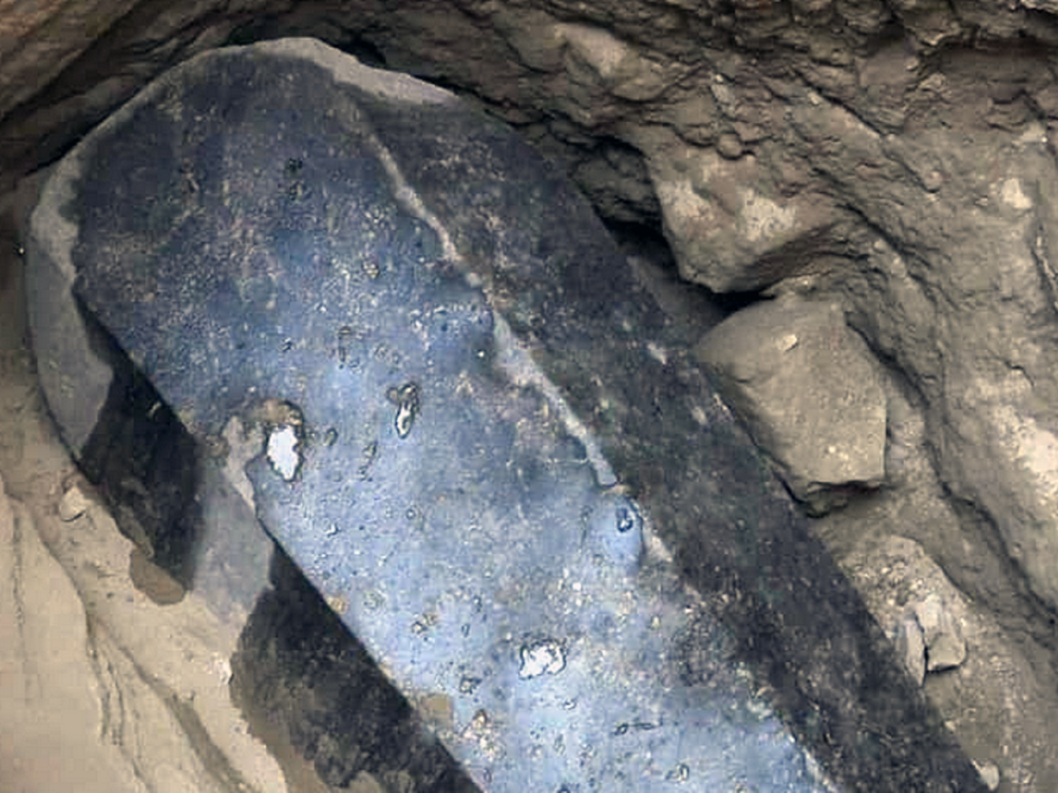 В Египте вскрыли таинственный чёрный саркофаг (фото)