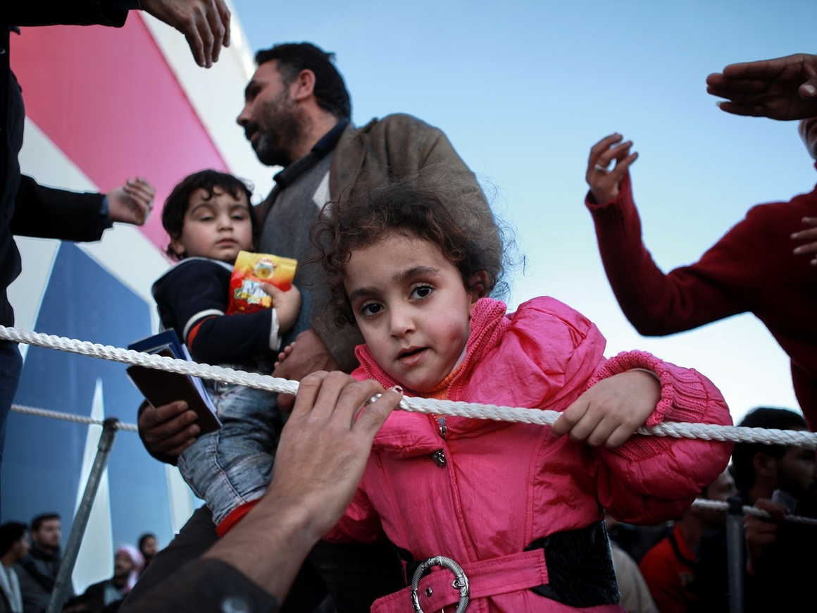 Итальянское судно вернуло беженцев с моря в Ливию. А это вообще легально?