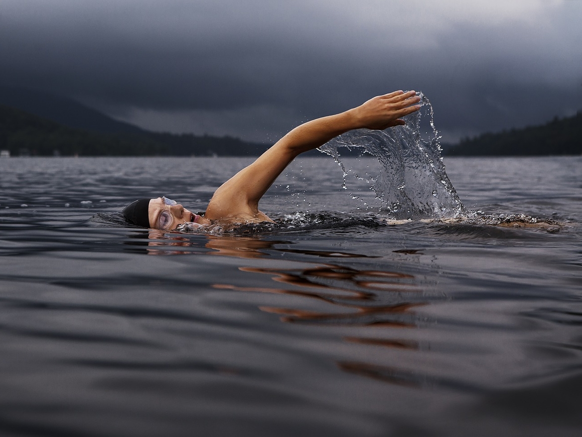 По совету Джека Доусона: купание в холодной воде поможет справиться с депрессией