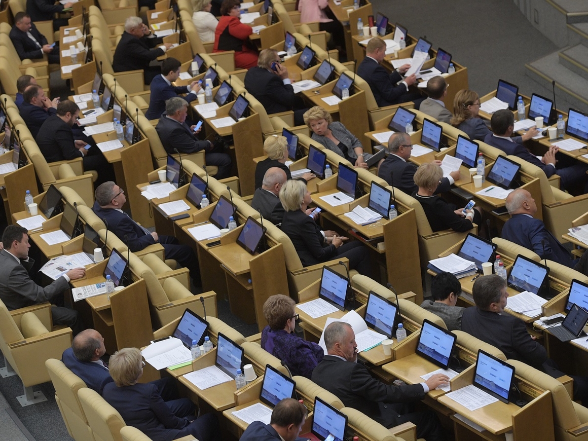Депутаты Госдумы уменьшили себе штрафы за прогулы