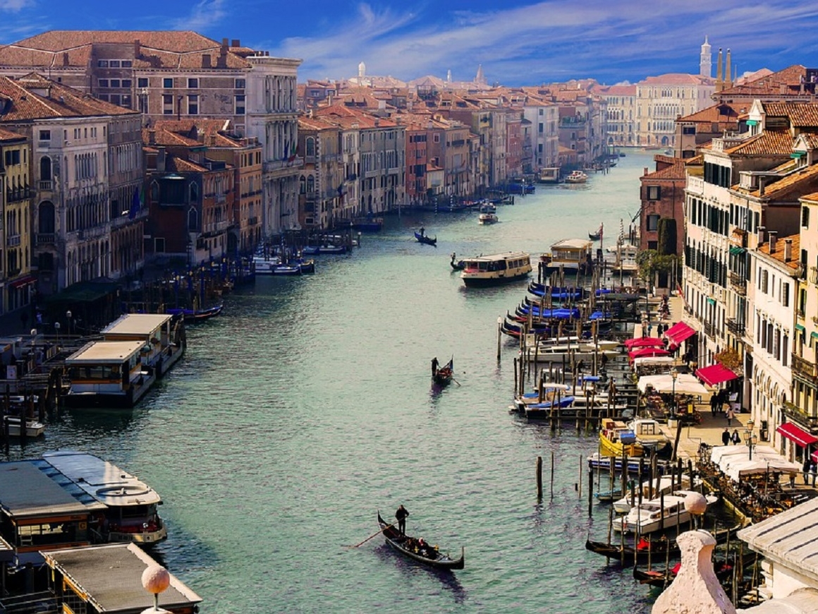 Венеция сурова к туристам: сел на ступеньку - плати штраф