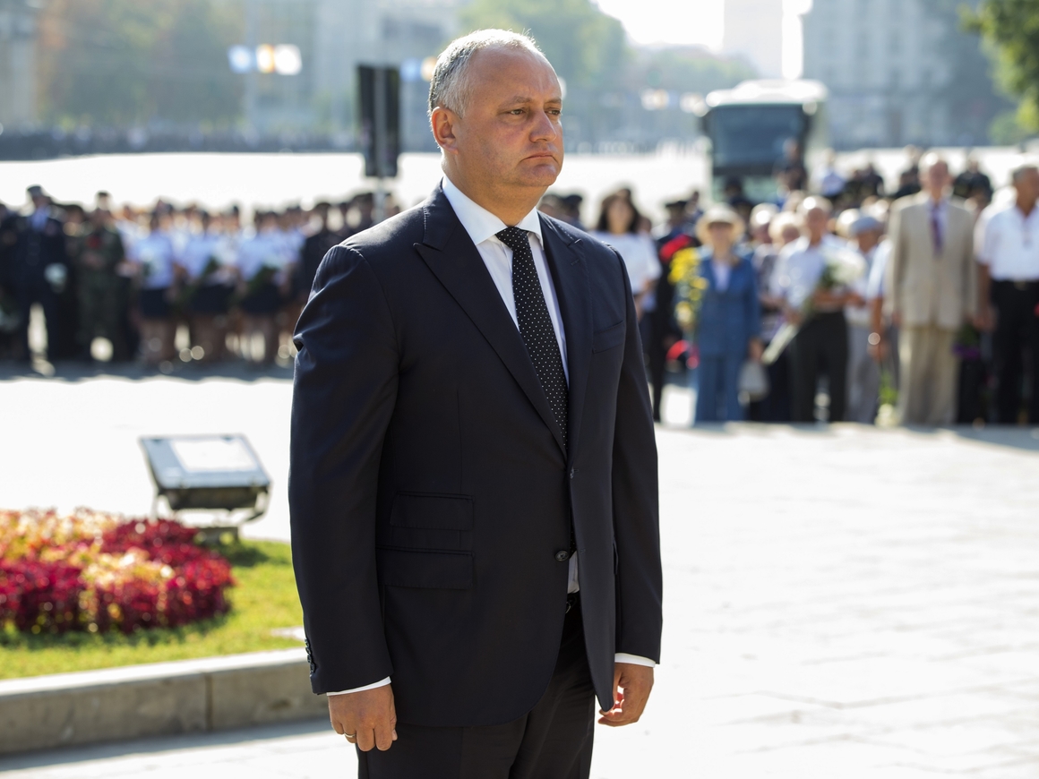 Конституционный суд временно отстранил от должности президента Молдовы