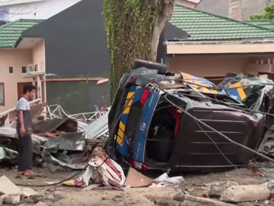 Землетрясение и цунами в Индонезии унесли сотни жизней
