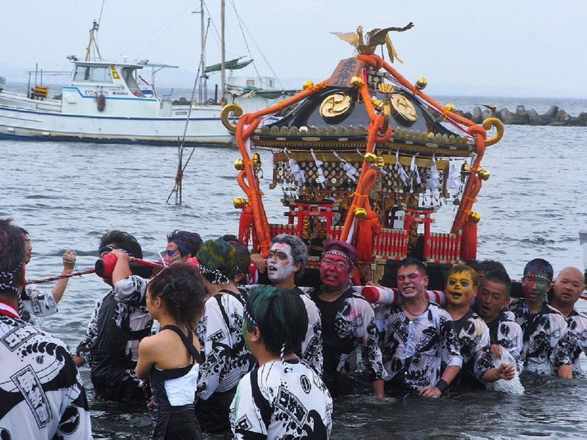 Вымирание традиций: древние фестивали Японии под угрозой исчезновения