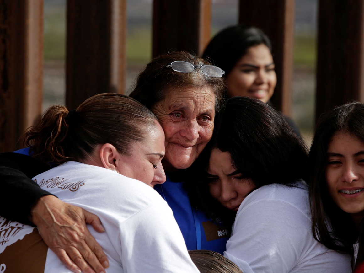 Встреча лишь на 3 минуты: воссоединение семей на границе США и Мексики (фото)