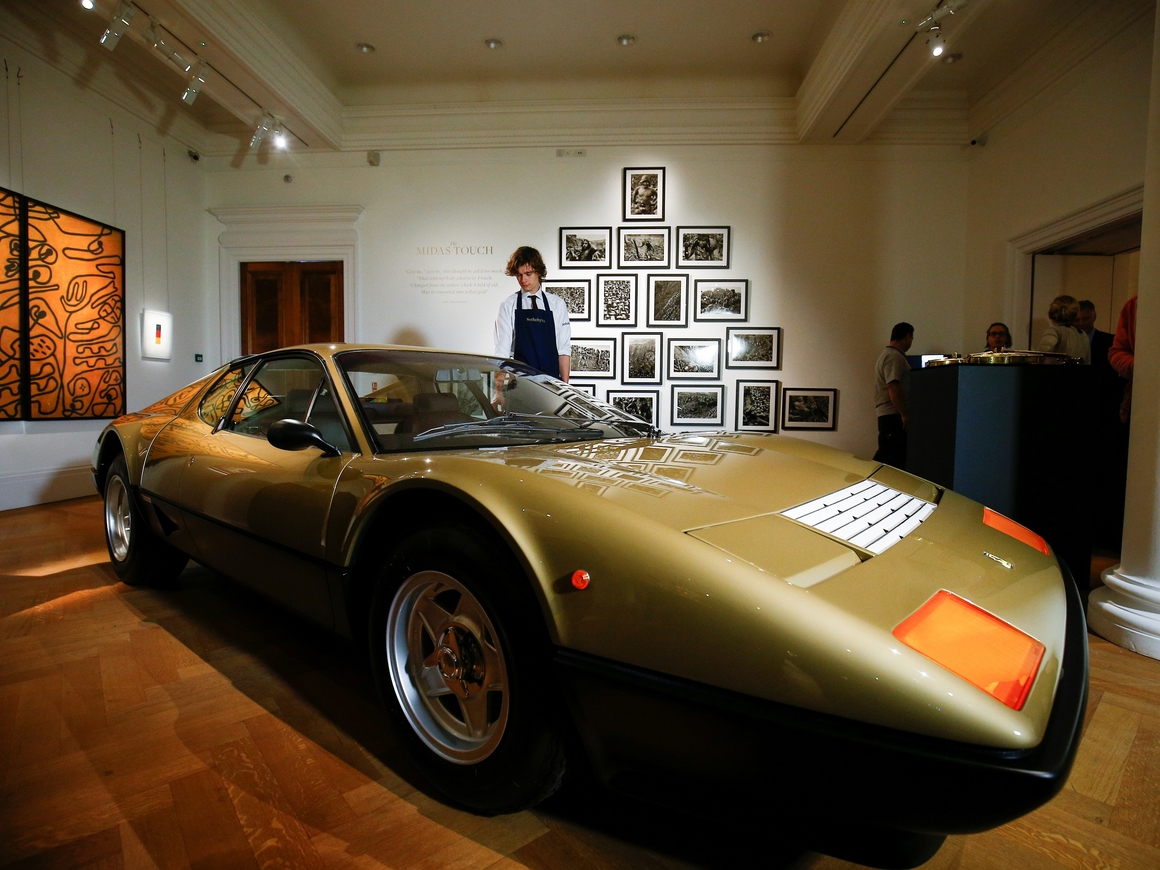 Золотые простыни и Ferrari: что можно купить на эксклюзивном Sotheby's (фото)