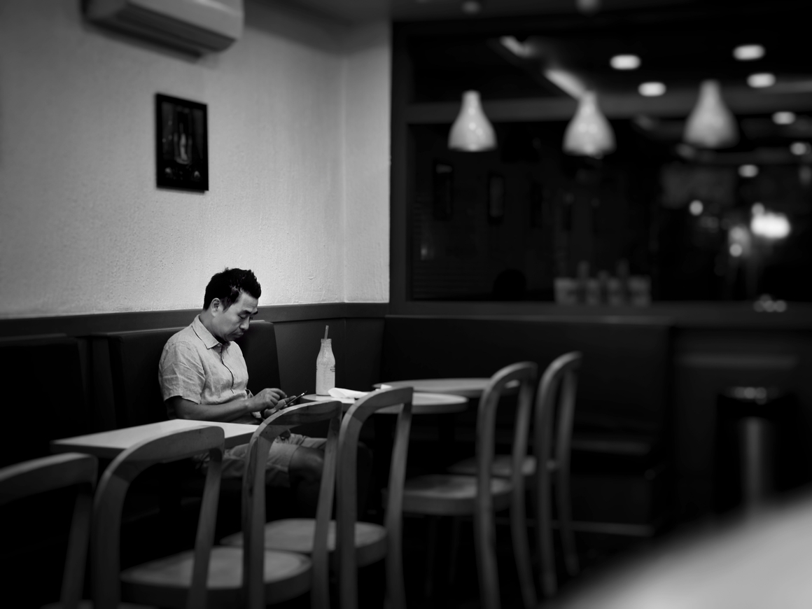 Что такое мокпан, и можно ли сойти с ума, обедая в одиночестве?