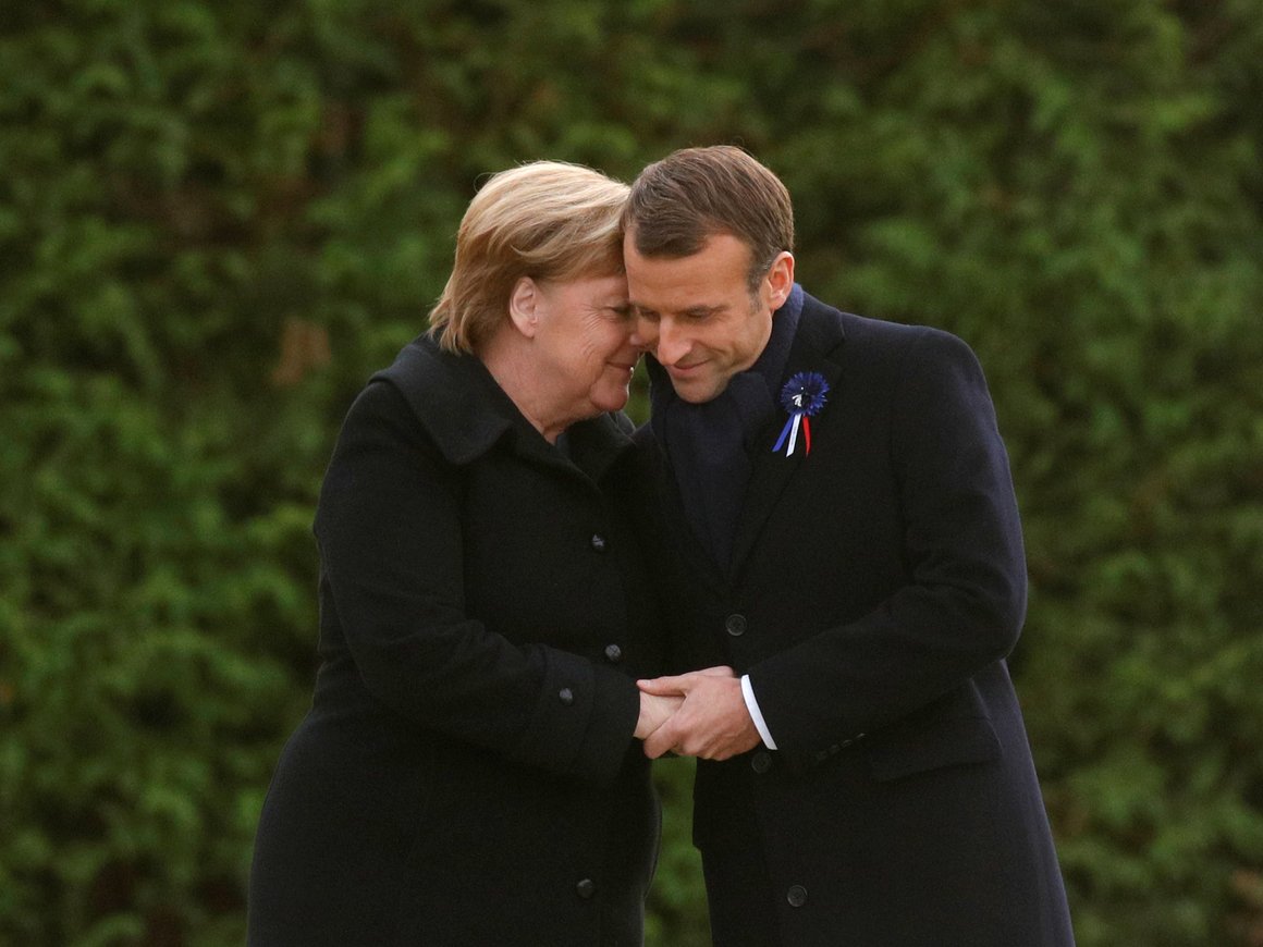 Ошибочка вышла: Меркель приняли за жену Макрона (видео)