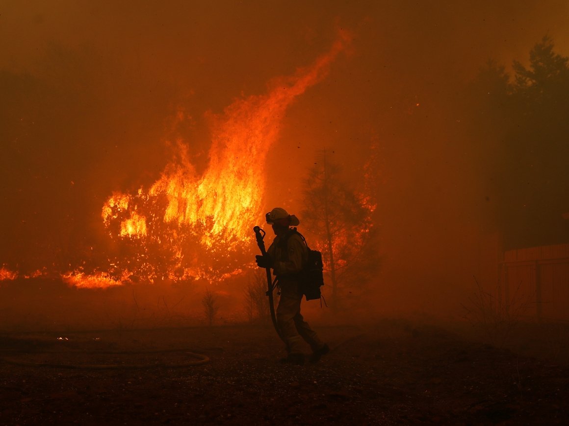 Пожар в Калифорнии уничтожил особняки звезд. Уцелел только один дом. Чей же?